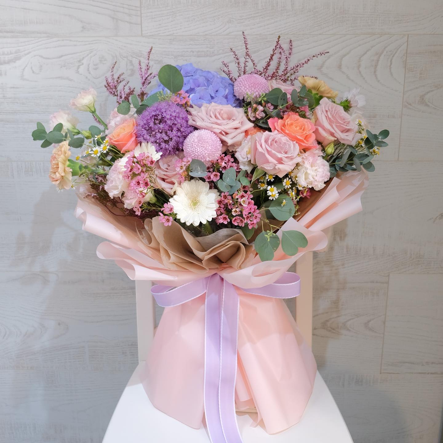 ช่อ ม่วง-ฟ้า หวาน ดอกไม้หลัก ไฮเดรนเยีย กุหลาบ คาร์เนชั่น — ผลงานร้านดอกไม้ Sweetflower by Issaree — ภาพที่ 5 จาก 5