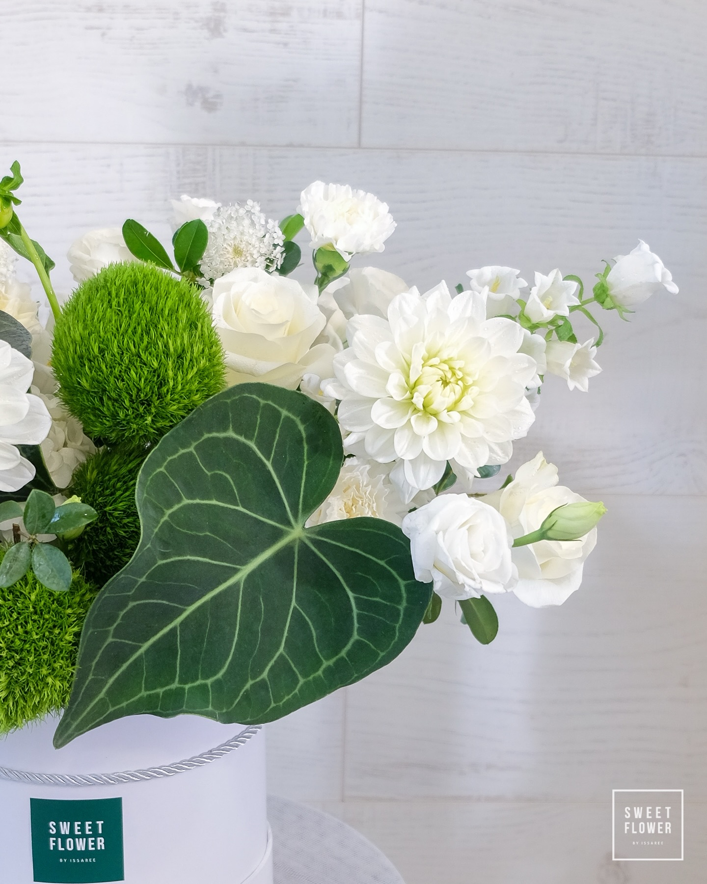กล่อง ขาว-เขียว คลาสสิก ดอกไม้หลัก ดาเลีย คาร์เนชั่น กุหลาบ — ผลงานร้านดอกไม้ Sweetflower by Issaree