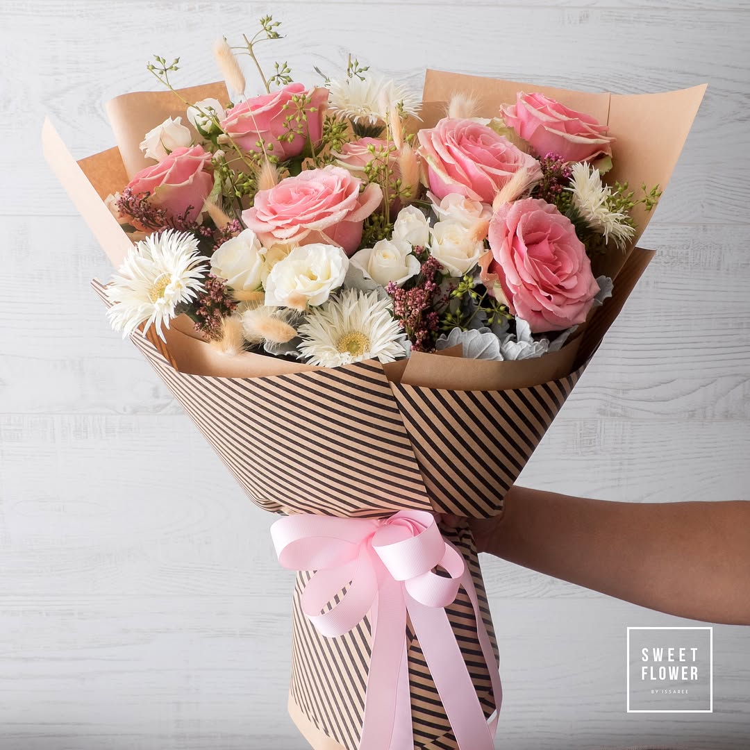 ช่อ พาสเทล หวาน ดอกไม้หลัก กุหลาบ เดซี่/มาร์กาเร็ต คาร์เนชั่น — ผลงานร้านดอกไม้ Sweetflower by Issaree — ภาพที่ 1 จาก 4
