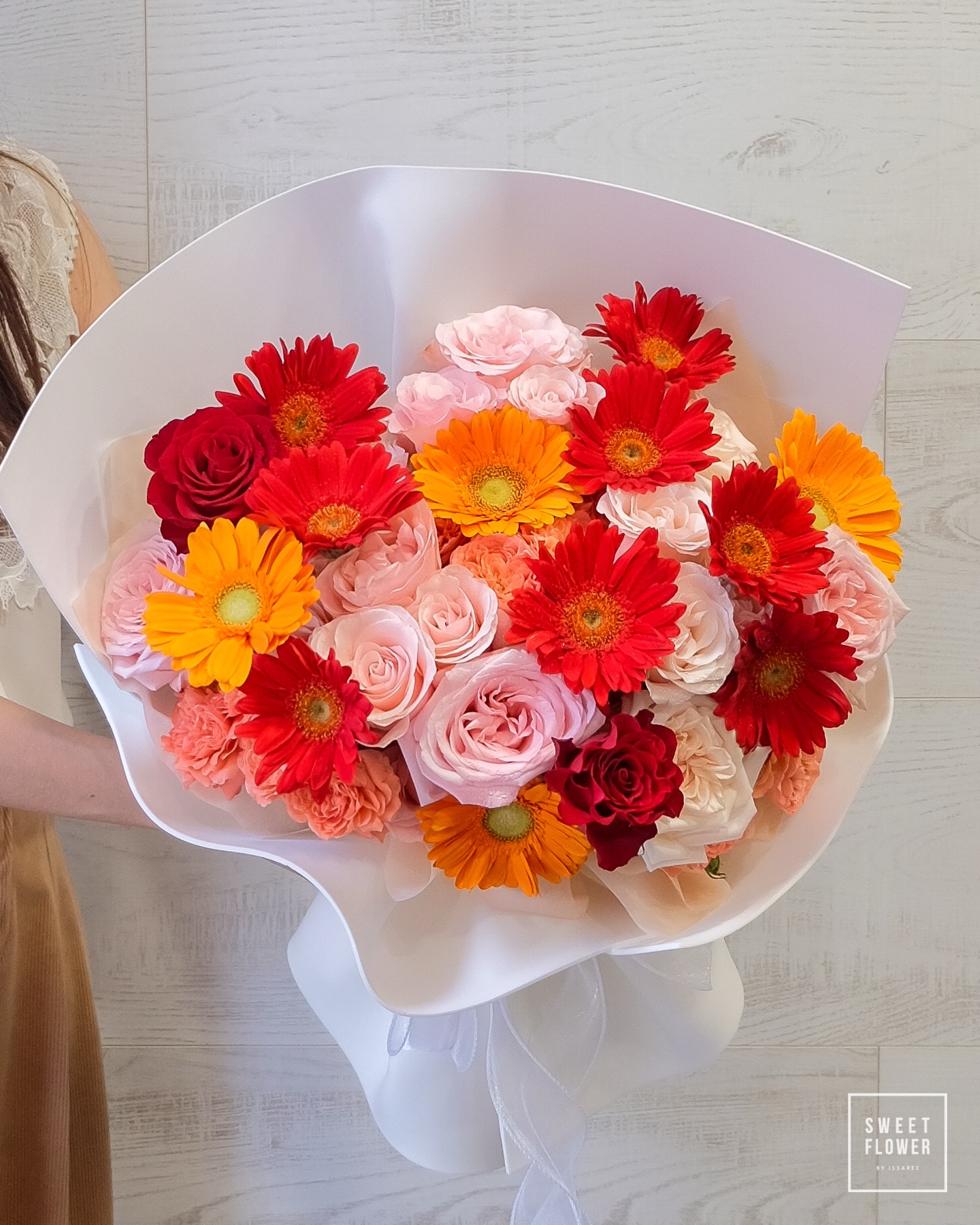 ช่อ หลากสี สดใส ดอกไม้หลัก กุหลาบ เยอบีร่า — ผลงานร้านดอกไม้ Sweetflower by Issaree