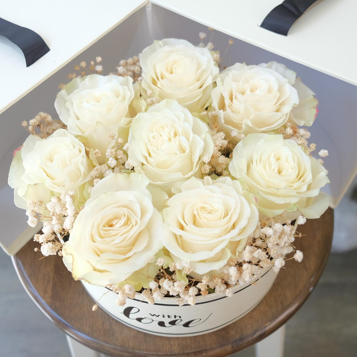 กล่อง ขาว-เขียว ดอกไม้หลัก กุหลาบ เบบี้บรีธ/ยิปโซ — ผลงานร้านดอกไม้ Sweetflower by Issaree — ภาพที่ 5 จาก 6