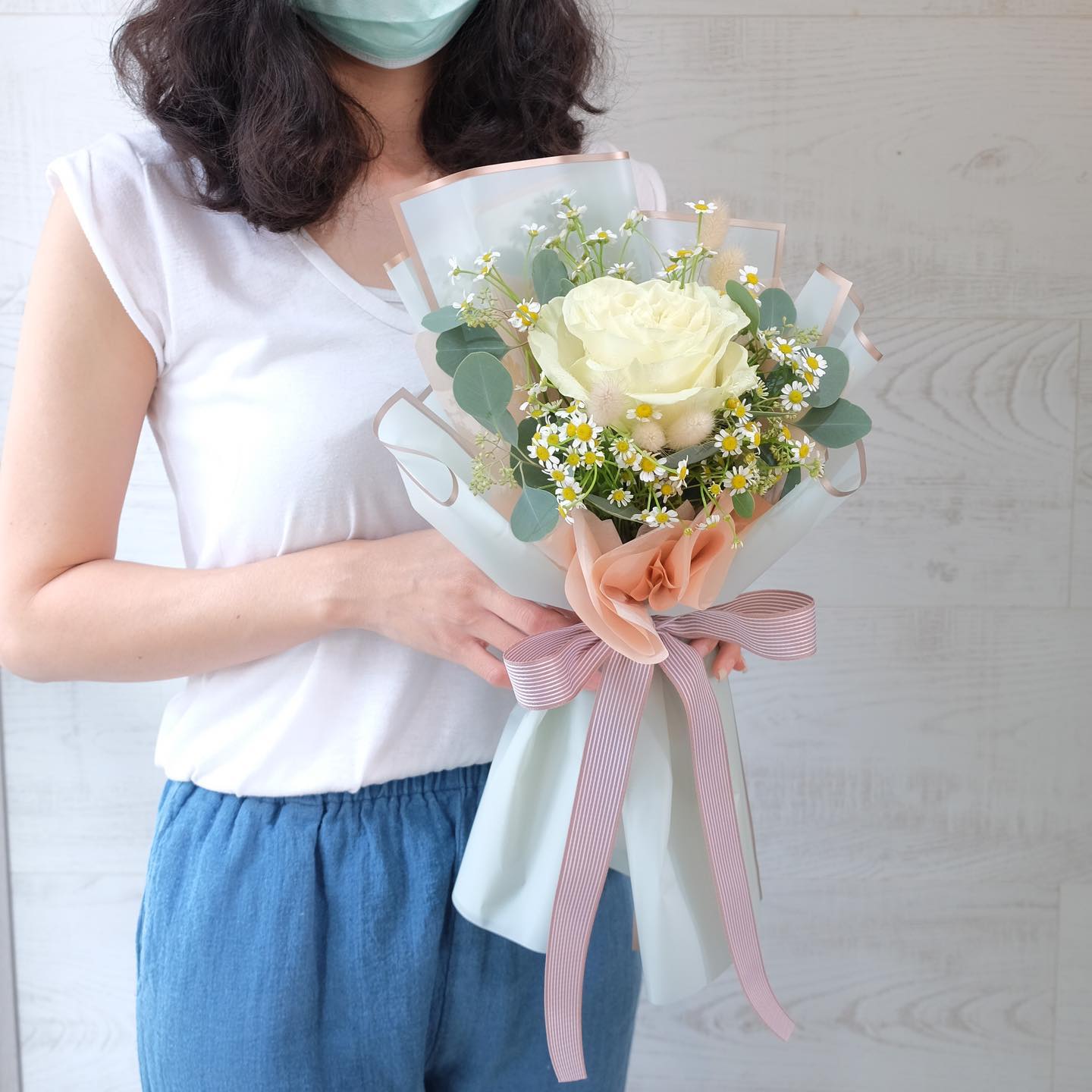 ช่อ ขาว-เขียว หวาน ดอกไม้หลัก กุหลาบ เดซี่/มาร์กาเร็ต ยูคาลิปตัส/ใบไม้ — ผลงานร้านดอกไม้ Sweetflower by Issaree