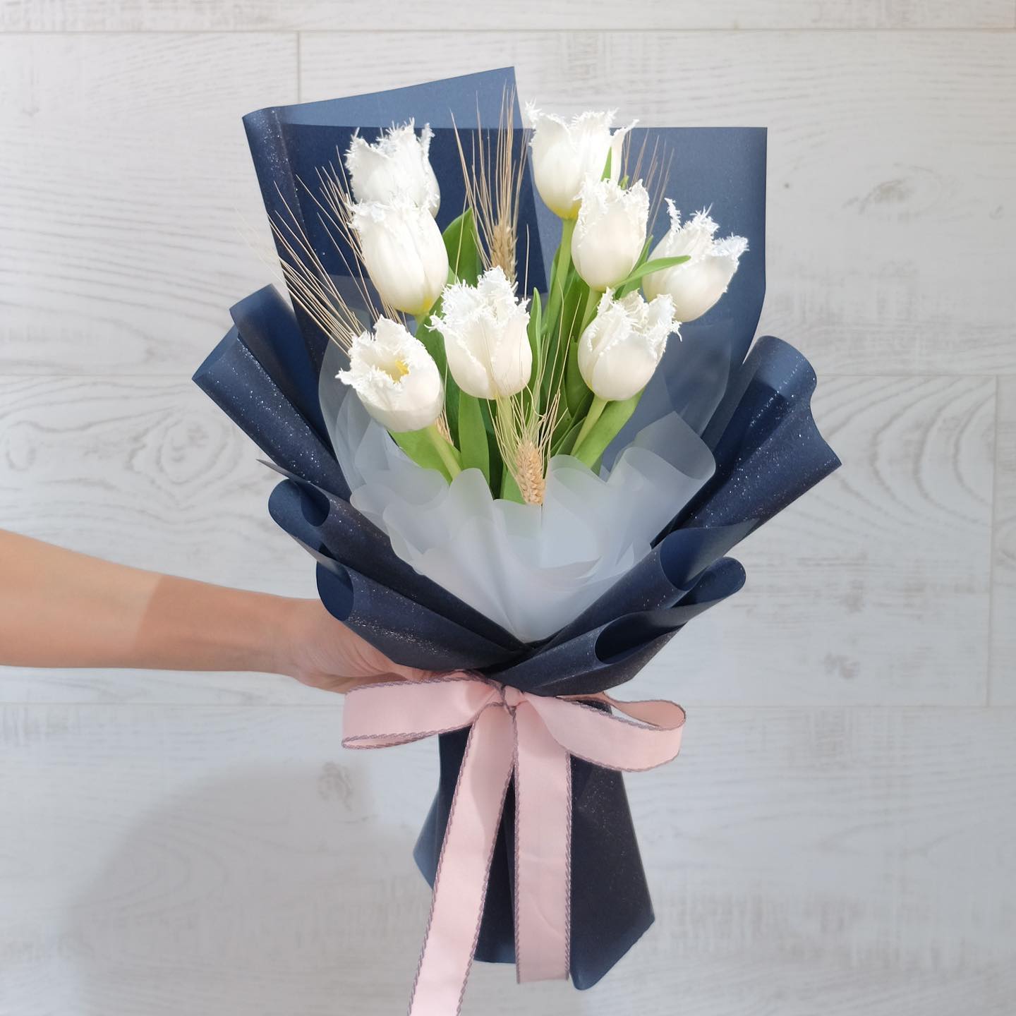 ช่อ ขาว-เขียว หวาน ดอกไม้หลัก ทิวลิป เบบี้บรีธ/ยิปโซ — ผลงานร้านดอกไม้ Sweetflower by Issaree — ภาพที่ 2 จาก 2