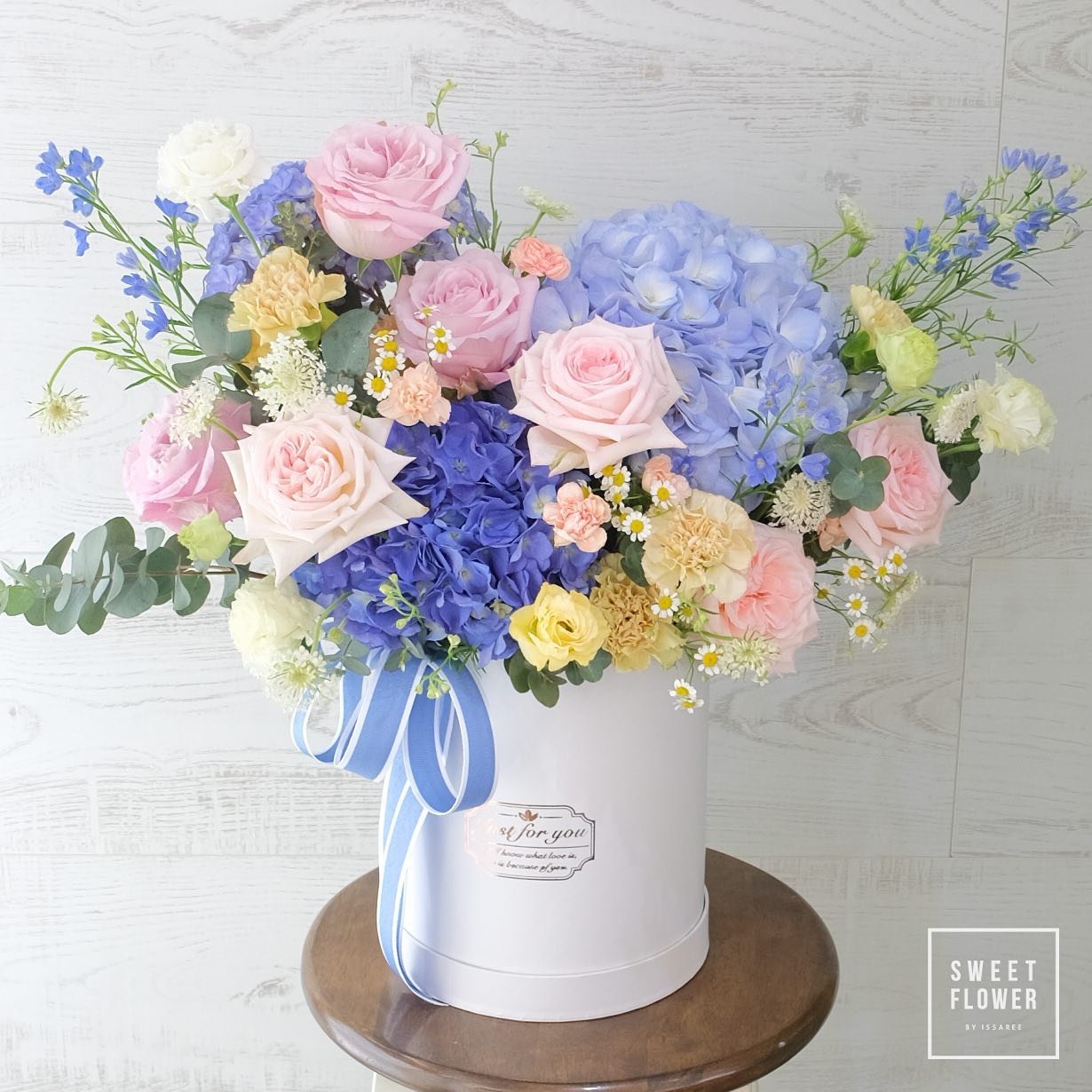กล่อง ม่วง-ฟ้า หวาน ดอกไม้หลัก ไฮเดรนเยีย กุหลาบ คาร์เนชั่น — ผลงานร้านดอกไม้ Sweetflower by Issaree
