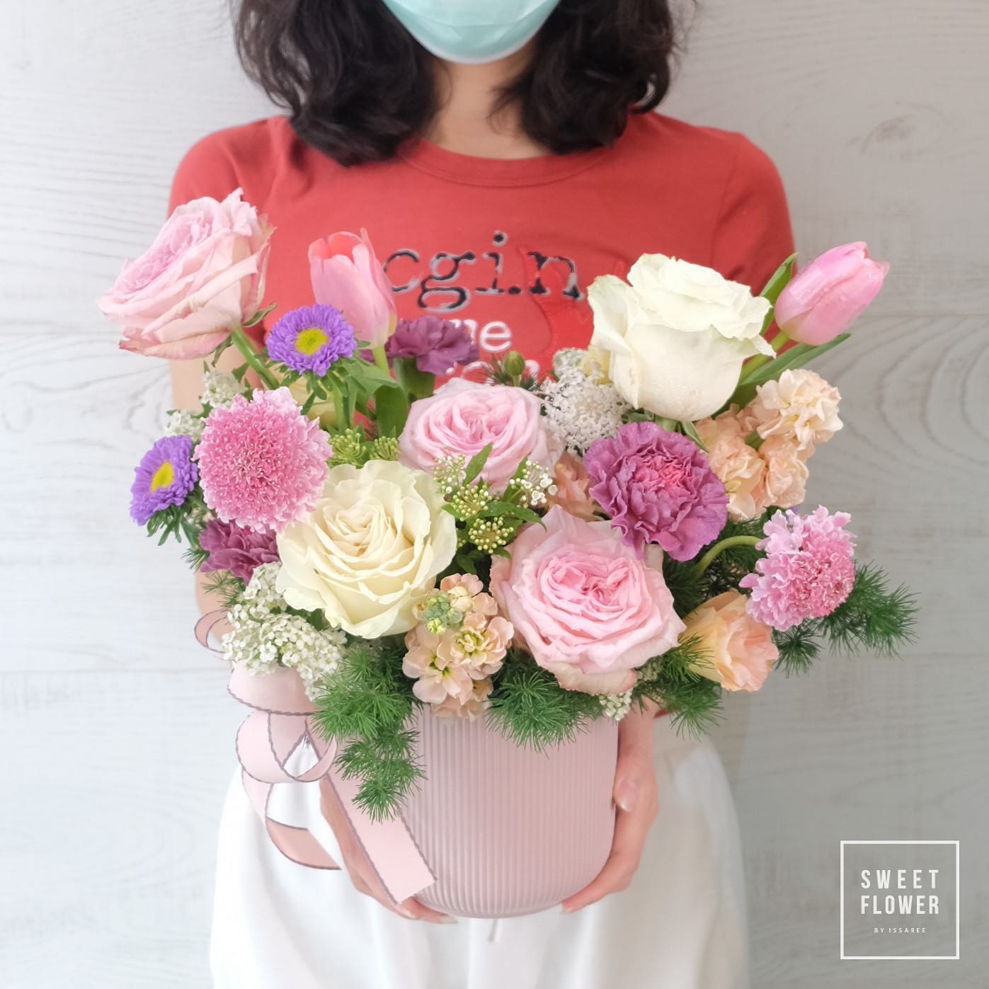 แจกัน พาสเทล หวาน ดอกไม้หลัก กุหลาบ ทิวลิป คาร์เนชั่น — ผลงานร้านดอกไม้ Sweetflower by Issaree — ภาพที่ 3 จาก 6
