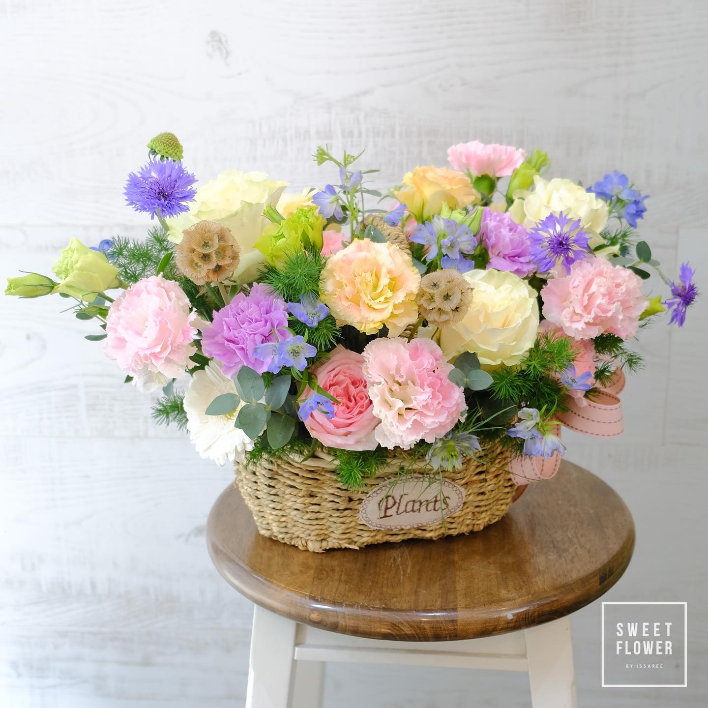 ตะกร้า หลากสี หวาน ดอกไม้หลัก กุหลาบ คาร์เนชั่น เบญจมาศ/มัม — ผลงานร้านดอกไม้ Sweetflower by Issaree — ภาพที่ 2 จาก 4