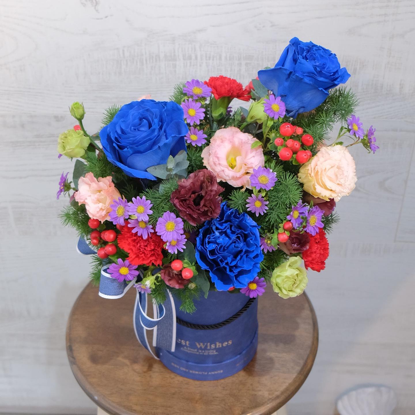 กล่อง หลากสี หวาน ดอกไม้หลัก กุหลาบ คาร์เนชั่น เบญจมาศ/มัม — ผลงานร้านดอกไม้ Sweetflower by Issaree — ภาพที่ 1 จาก 4