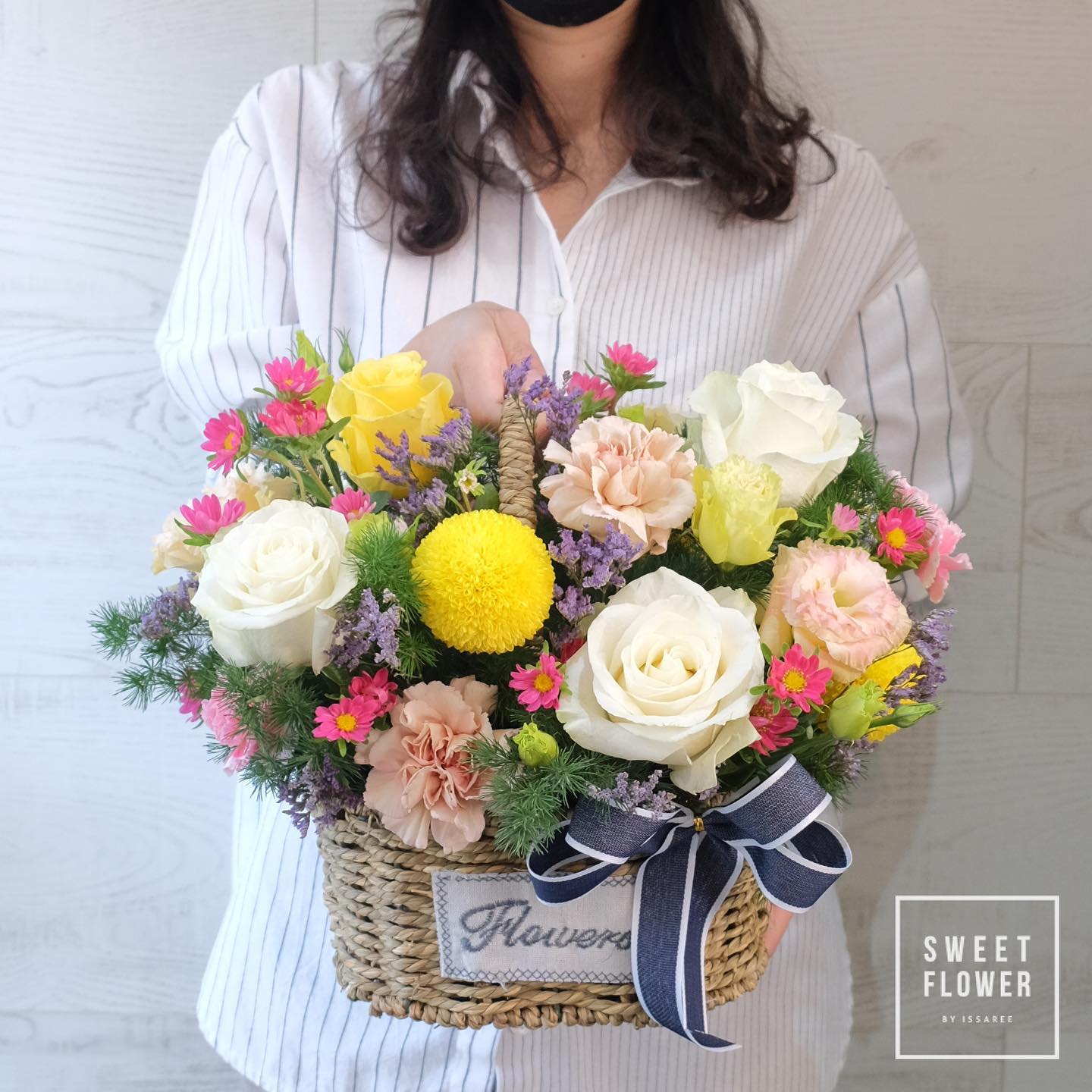 ตะกร้า หลากสี หวาน ดอกไม้หลัก กุหลาบ เดซี่/มาร์กาเร็ต คาร์เนชั่น — ผลงานร้านดอกไม้ Sweetflower by Issaree — ภาพที่ 5 จาก 6