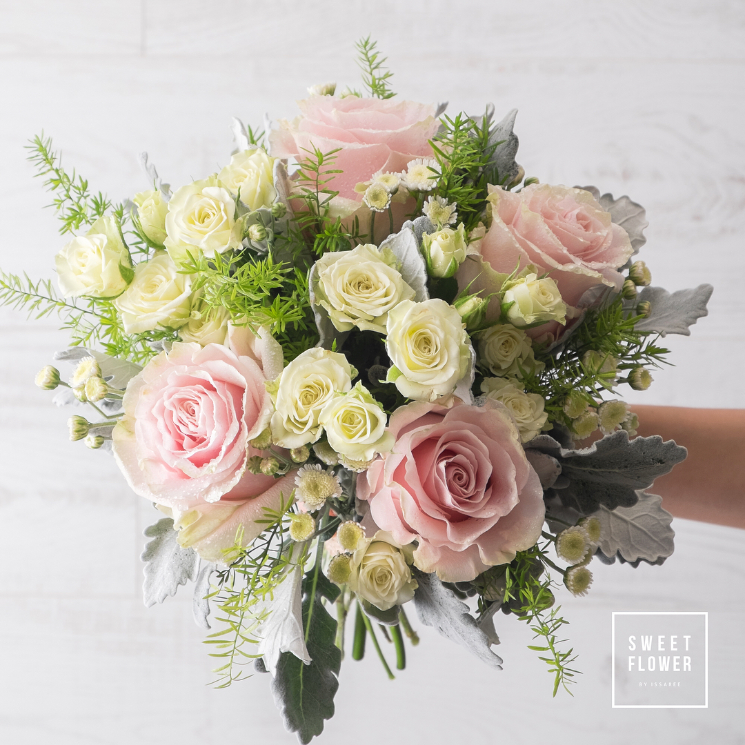 ช่อ พาสเทล หวาน ดอกไม้หลัก กุหลาบ คาร์เนชั่น — ผลงานร้านดอกไม้ Sweetflower by Issaree — ภาพที่ 2 จาก 3