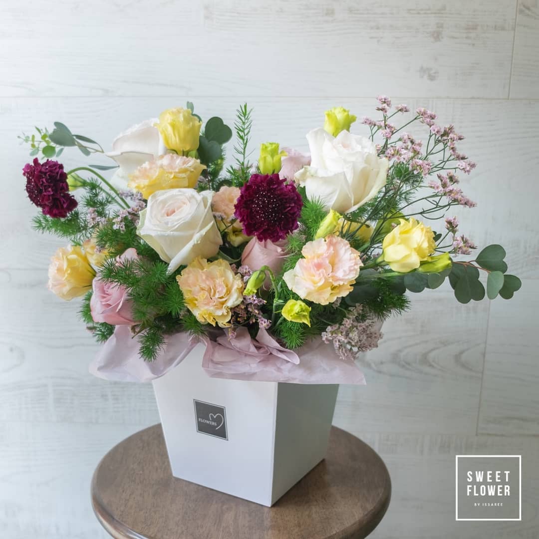 กล่อง หลากสี หวาน ดอกไม้หลัก กุหลาบ คาร์เนชั่น ทิวลิป — ผลงานร้านดอกไม้ Sweetflower by Issaree — ภาพที่ 2 จาก 4