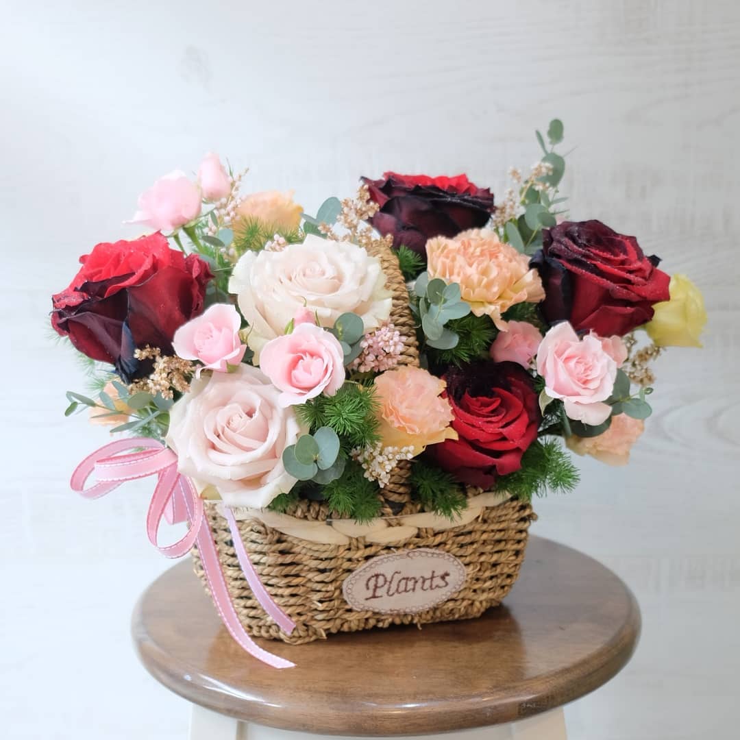 ตะกร้า แดงโรแมนติก หวาน ดอกไม้หลัก กุหลาบ คาร์เนชั่น — ผลงานร้านดอกไม้ Sweetflower by Issaree — ภาพที่ 5 จาก 6