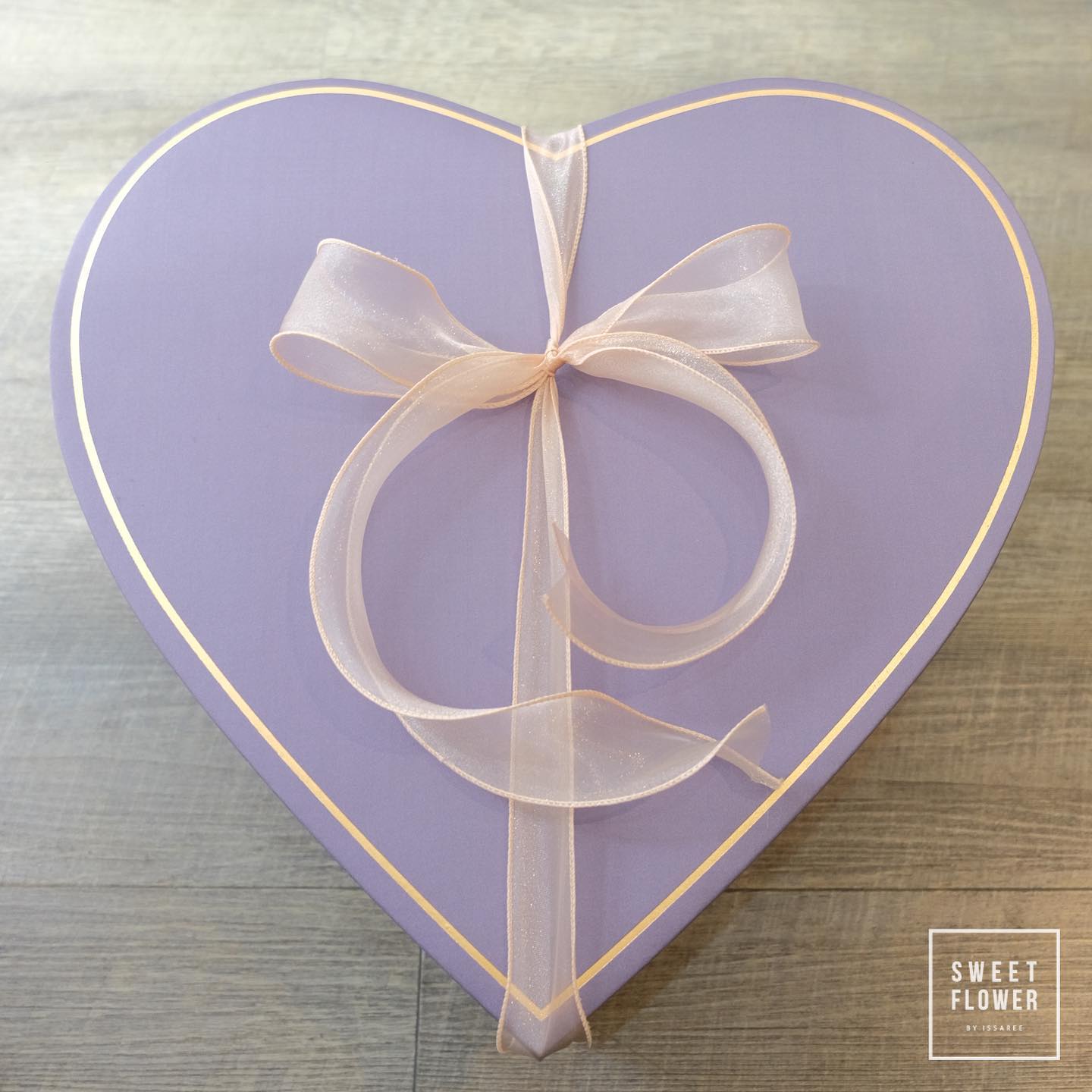 กล่อง ม่วง-ฟ้า สดใส ดอกไม้หลัก อื่นๆ — ผลงานร้านดอกไม้ Sweetflower by Issaree — ภาพที่ 1 จาก 2