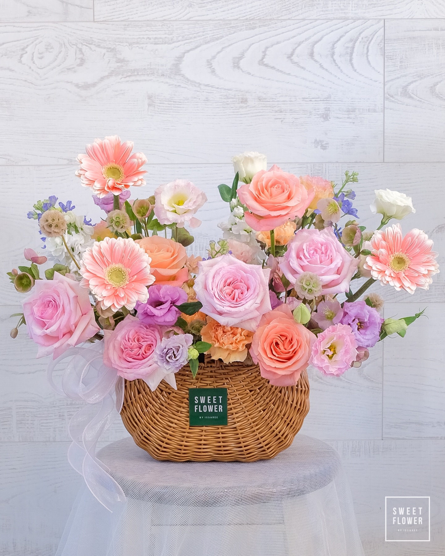 ตะกร้า ชมพู หวาน ดอกไม้หลัก กุหลาบ เยอบีร่า คาร์เนชั่น — ผลงานร้านดอกไม้ Sweetflower by Issaree