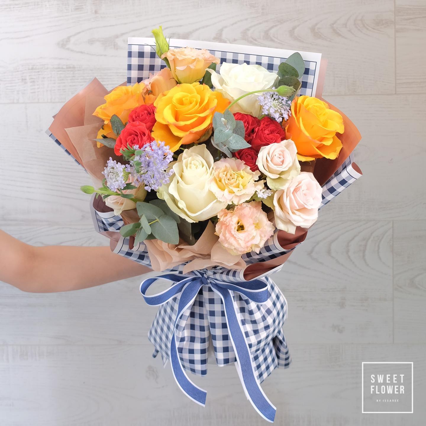 ช่อ เหลือง-ส้ม หวาน ดอกไม้หลัก กุหลาบ ลิลลี่ ยูคาลิปตัส/ใบไม้ — ผลงานร้านดอกไม้ Sweetflower by Issaree — ภาพที่ 2 จาก 2