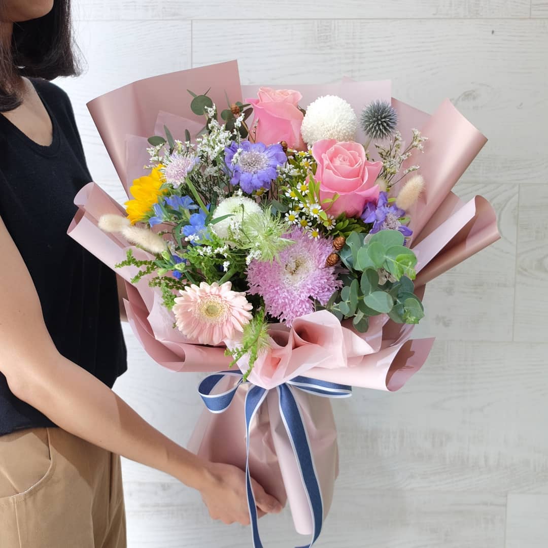 ช่อ พาสเทล หวาน ดอกไม้หลัก กุหลาบ เดซี่/มาร์กาเร็ต คาร์เนชั่น — ผลงานร้านดอกไม้ Sweetflower by Issaree — ภาพที่ 2 จาก 2