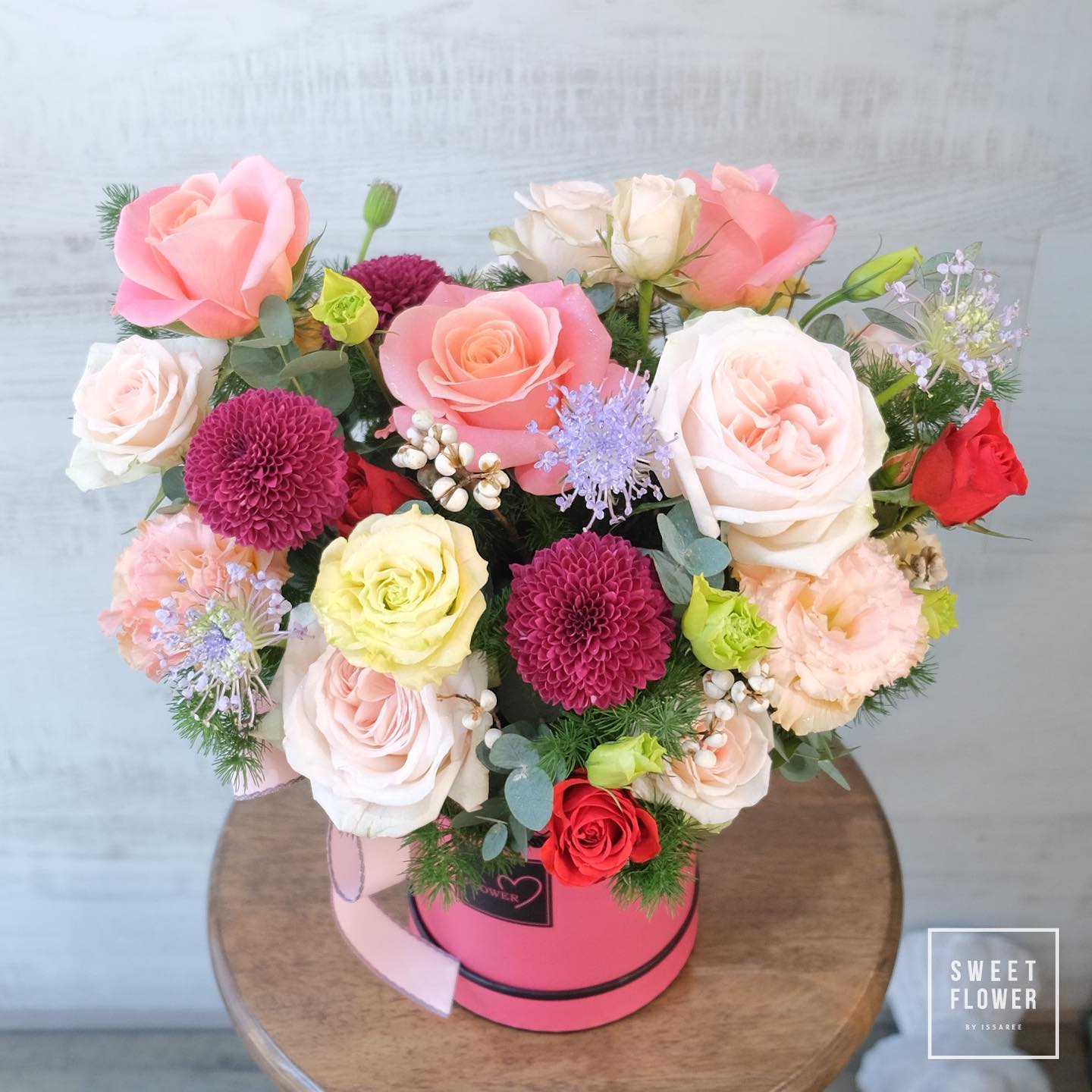 กล่อง หลากสี หวาน ดอกไม้หลัก กุหลาบ เบญจมาศ/มัม คาร์เนชั่น — ผลงานร้านดอกไม้ Sweetflower by Issaree — ภาพที่ 3 จาก 6
