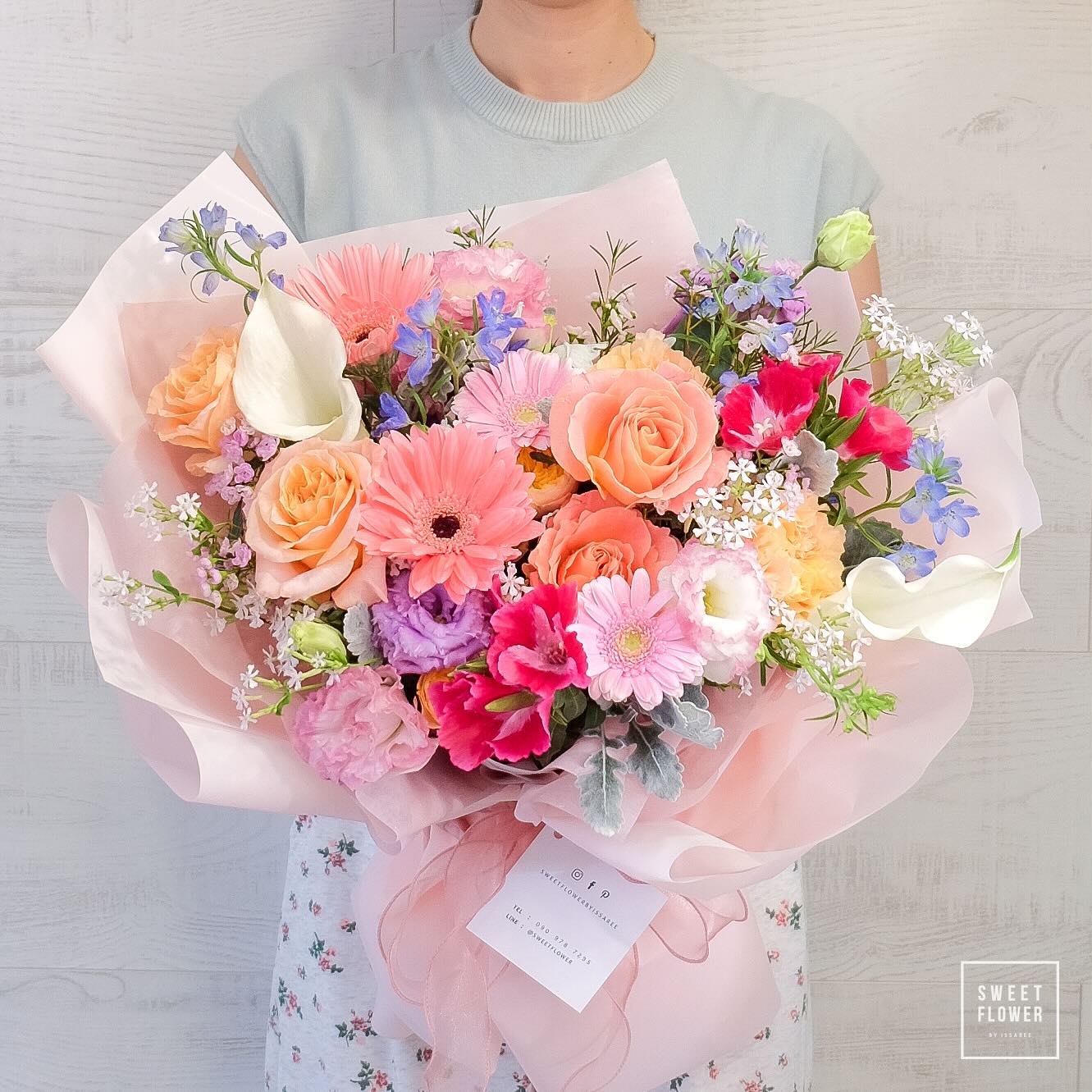 ช่อ พาสเทล หวาน ดอกไม้หลัก กุหลาบ คาร์เนชั่น เยอบีร่า — ผลงานร้านดอกไม้ Sweetflower by Issaree