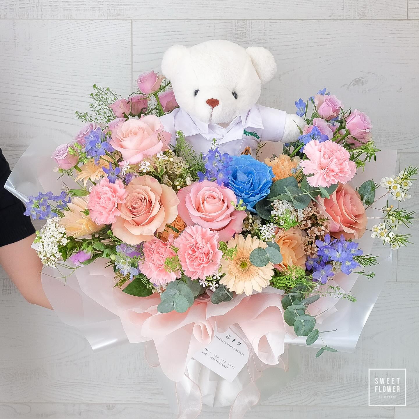 ช่อ หลากสี สดใส ดอกไม้หลัก กุหลาบ คาร์เนชั่น เยอบีร่า — ผลงานร้านดอกไม้ Sweetflower by Issaree — ภาพที่ 1 จาก 2