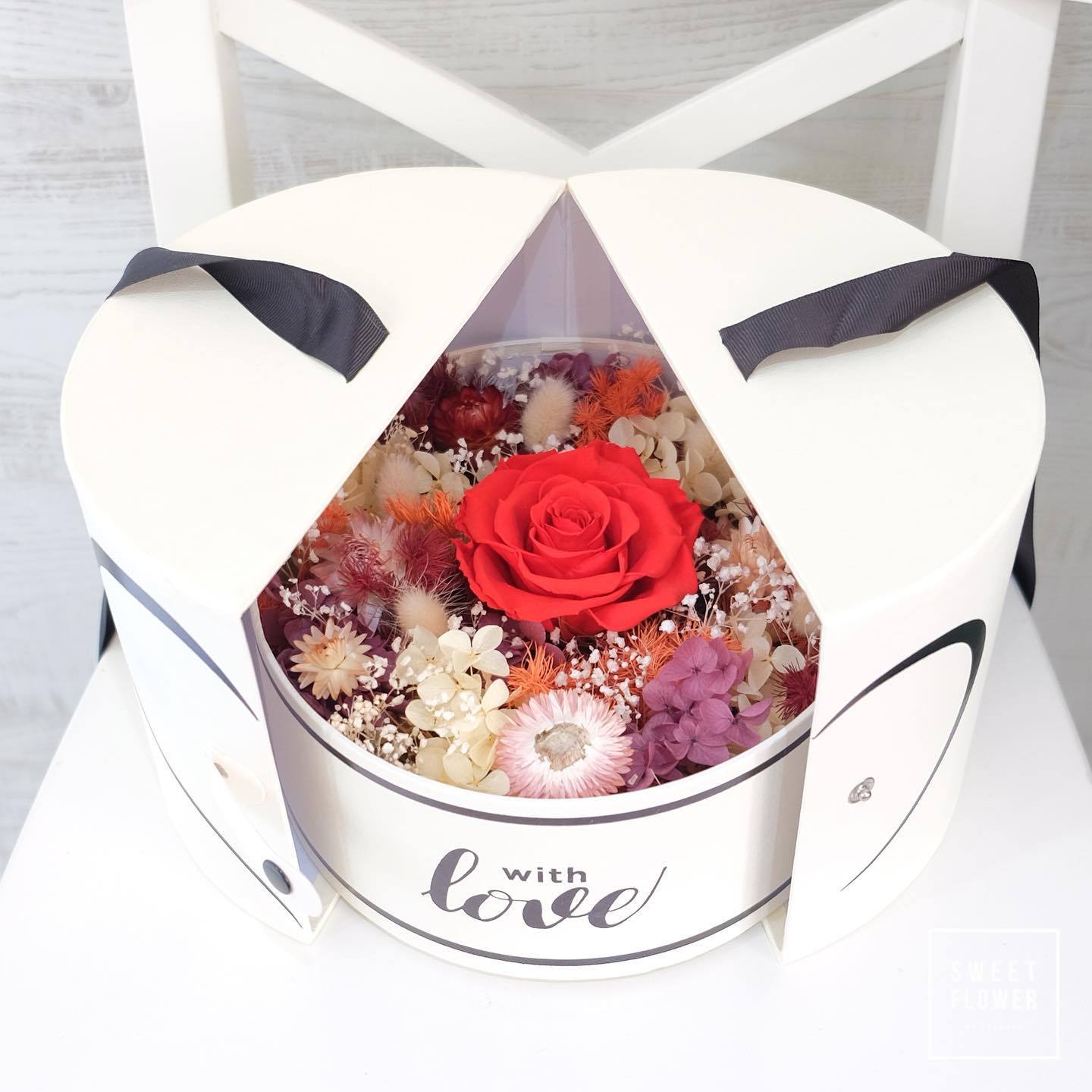 กล่อง แดงโรแมนติก ดอกไม้หลัก กุหลาบ เยอบีร่า คาร์เนชั่น — ผลงานร้านดอกไม้ Sweetflower by Issaree — ภาพที่ 2 จาก 5