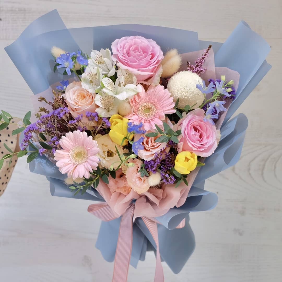 ช่อ พาสเทล หวาน ดอกไม้หลัก กุหลาบ เดซี่/มาร์กาเร็ต คาร์เนชั่น — ผลงานร้านดอกไม้ Sweetflower by Issaree — ภาพที่ 1 จาก 2