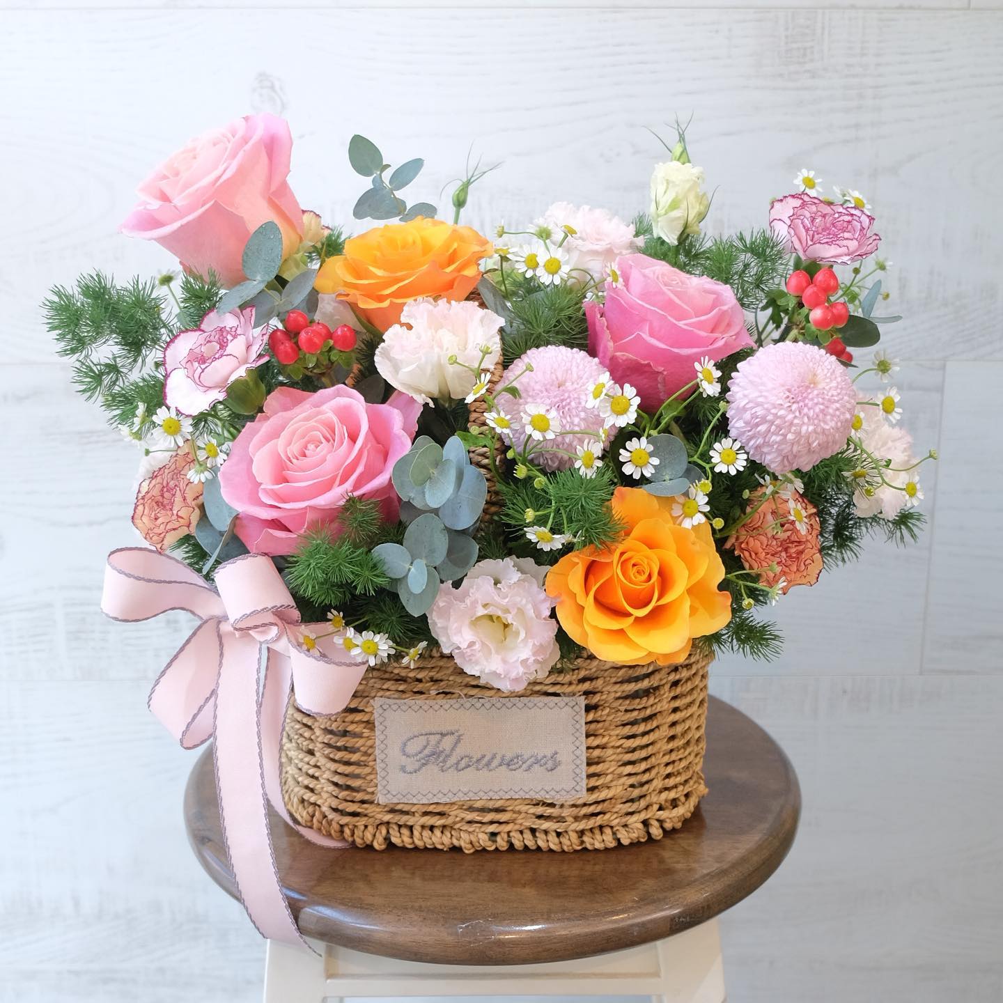 ตะกร้า หลากสี หวาน ดอกไม้หลัก กุหลาบ คาร์เนชั่น เดซี่/มาร์กาเร็ต — ผลงานร้านดอกไม้ Sweetflower by Issaree — ภาพที่ 2 จาก 4