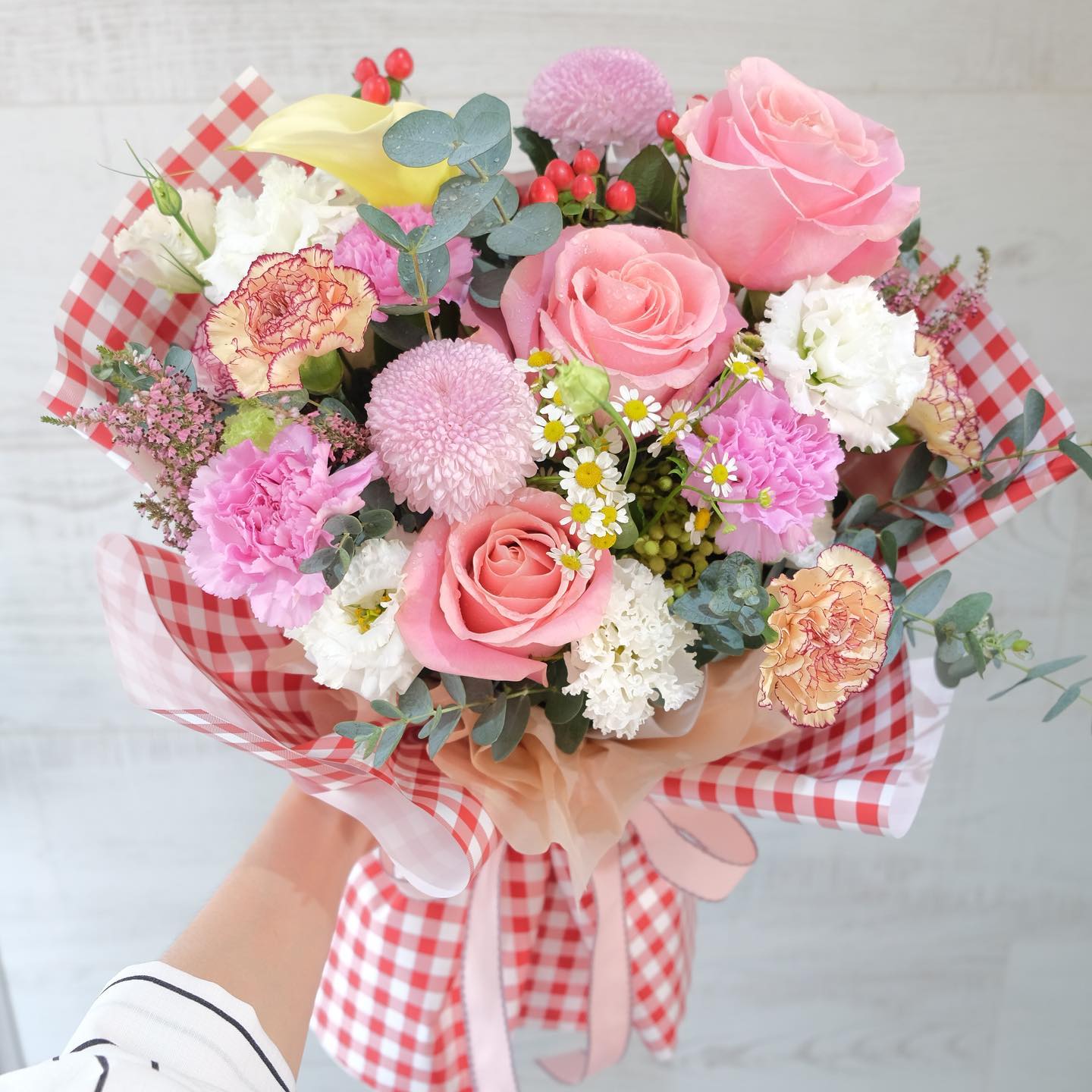 กล่อง พาสเทล สดใส ดอกไม้หลัก กุหลาบ คาร์เนชั่น เบญจมาศ/มัม — ผลงานร้านดอกไม้ Sweetflower by Issaree — ภาพที่ 2 จาก 4