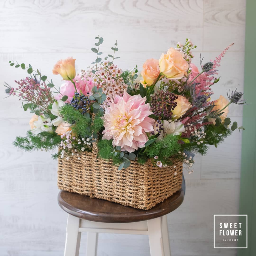 ตะกร้า พาสเทล หวาน ดอกไม้หลัก กุหลาบ พีโอนี่ ลิลลี่ — ผลงานร้านดอกไม้ Sweetflower by Issaree — ภาพที่ 1 จาก 5