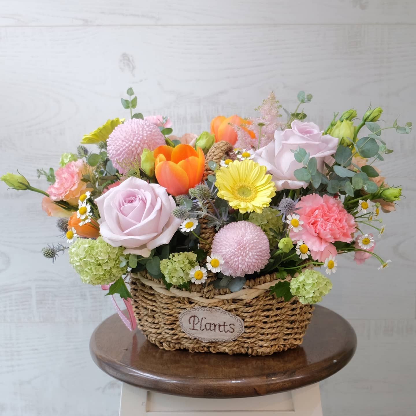 ตะกร้า หลากสี หวาน ดอกไม้หลัก กุหลาบ เดซี่/มาร์กาเร็ต คาร์เนชั่น — ผลงานร้านดอกไม้ Sweetflower by Issaree