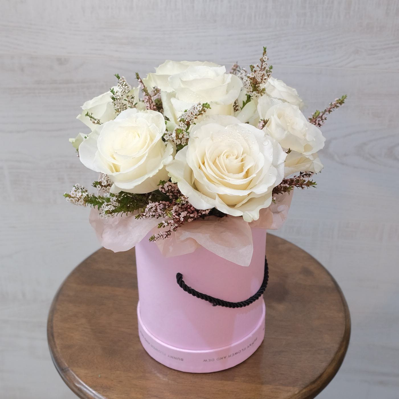 กล่อง ขาว-เขียว หวาน ดอกไม้หลัก กุหลาบ เบบี้บรีธ/ยิปโซ — ผลงานร้านดอกไม้ Sweetflower by Issaree — ภาพที่ 2 จาก 4
