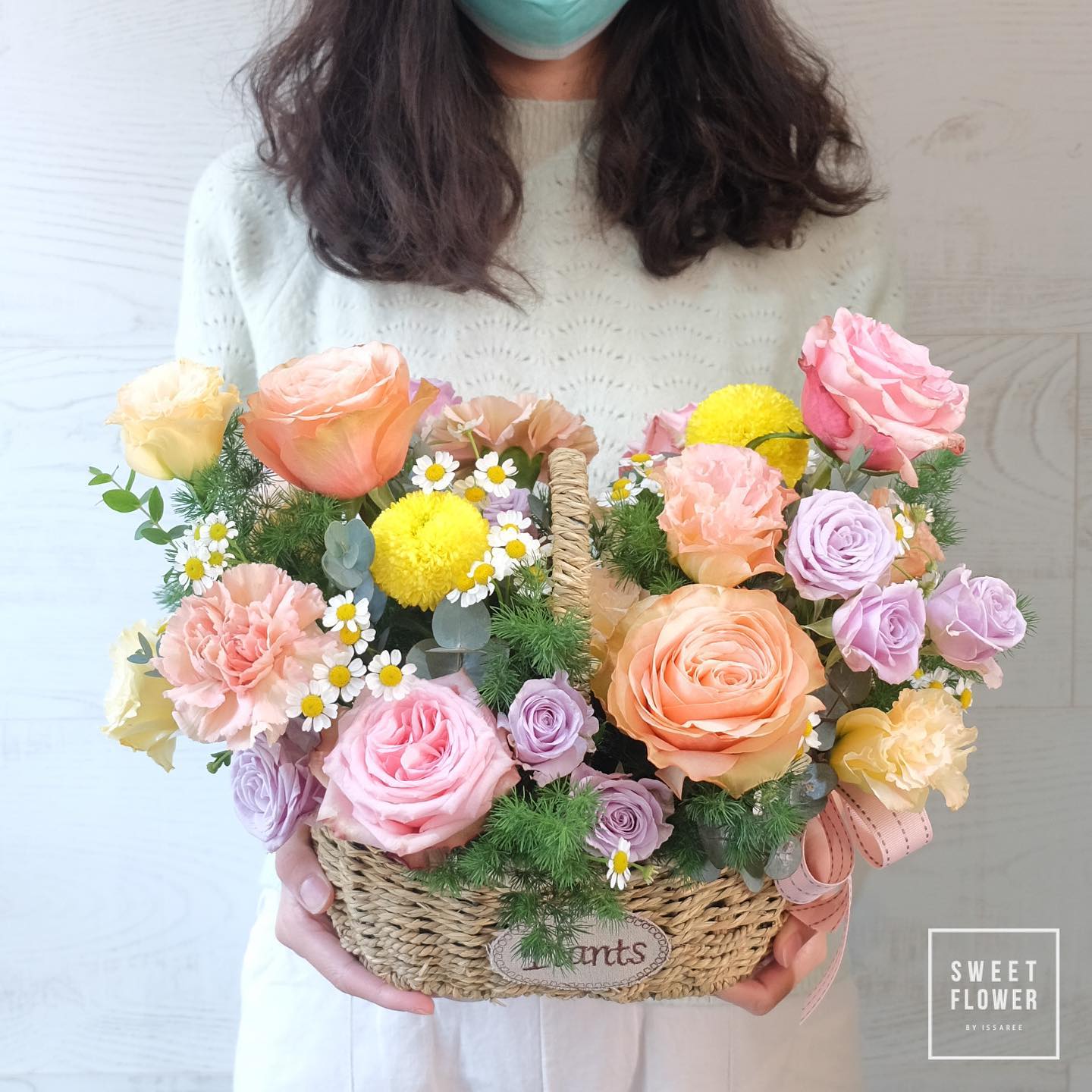 ตะกร้า หลากสี หวาน ดอกไม้หลัก กุหลาบ คาร์เนชั่น เดซี่/มาร์กาเร็ต — ผลงานร้านดอกไม้ Sweetflower by Issaree — ภาพที่ 4 จาก 6