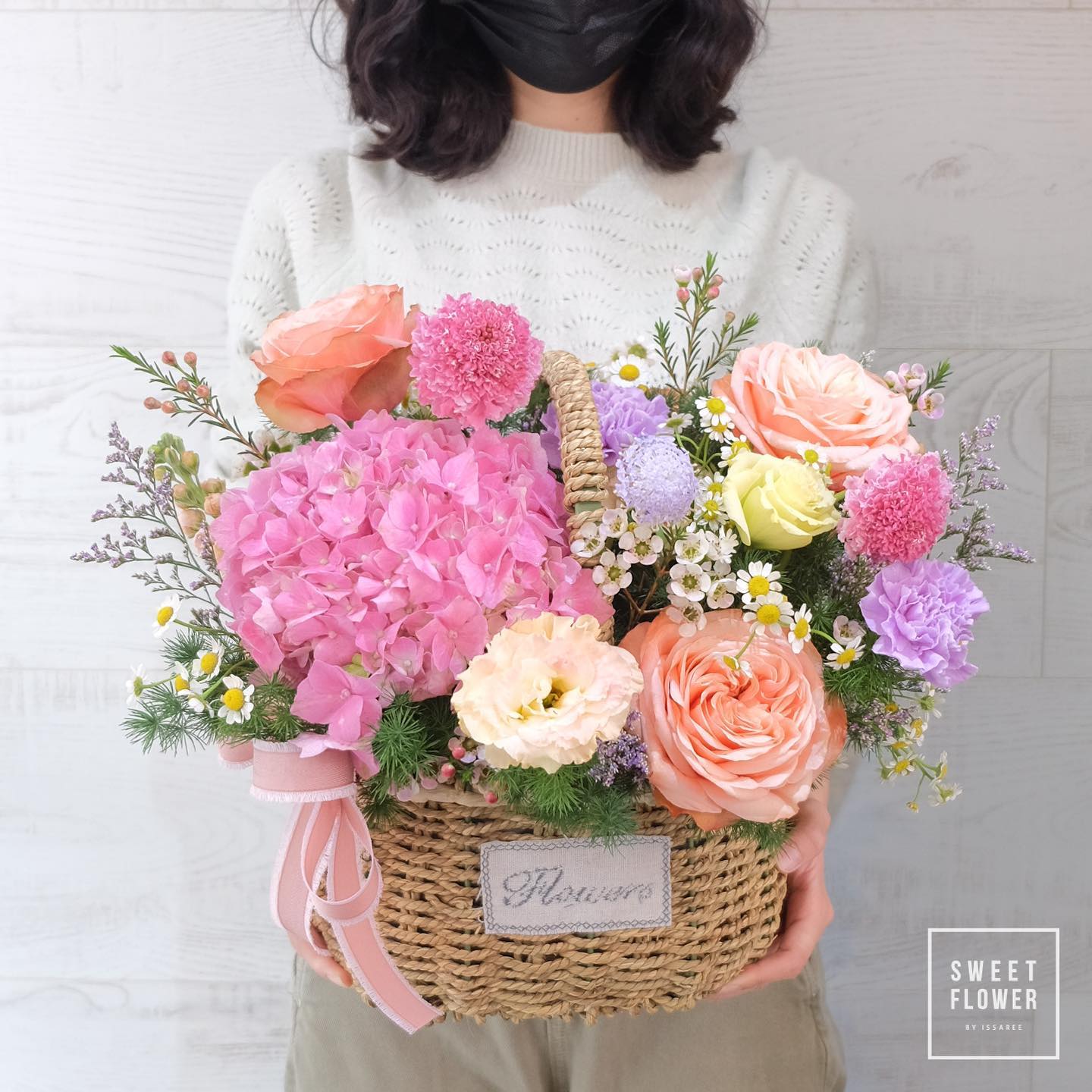 ตะกร้า หลากสี หวาน ดอกไม้หลัก กุหลาบ ไฮเดรนเยีย คาร์เนชั่น — ผลงานร้านดอกไม้ Sweetflower by Issaree — ภาพที่ 2 จาก 4