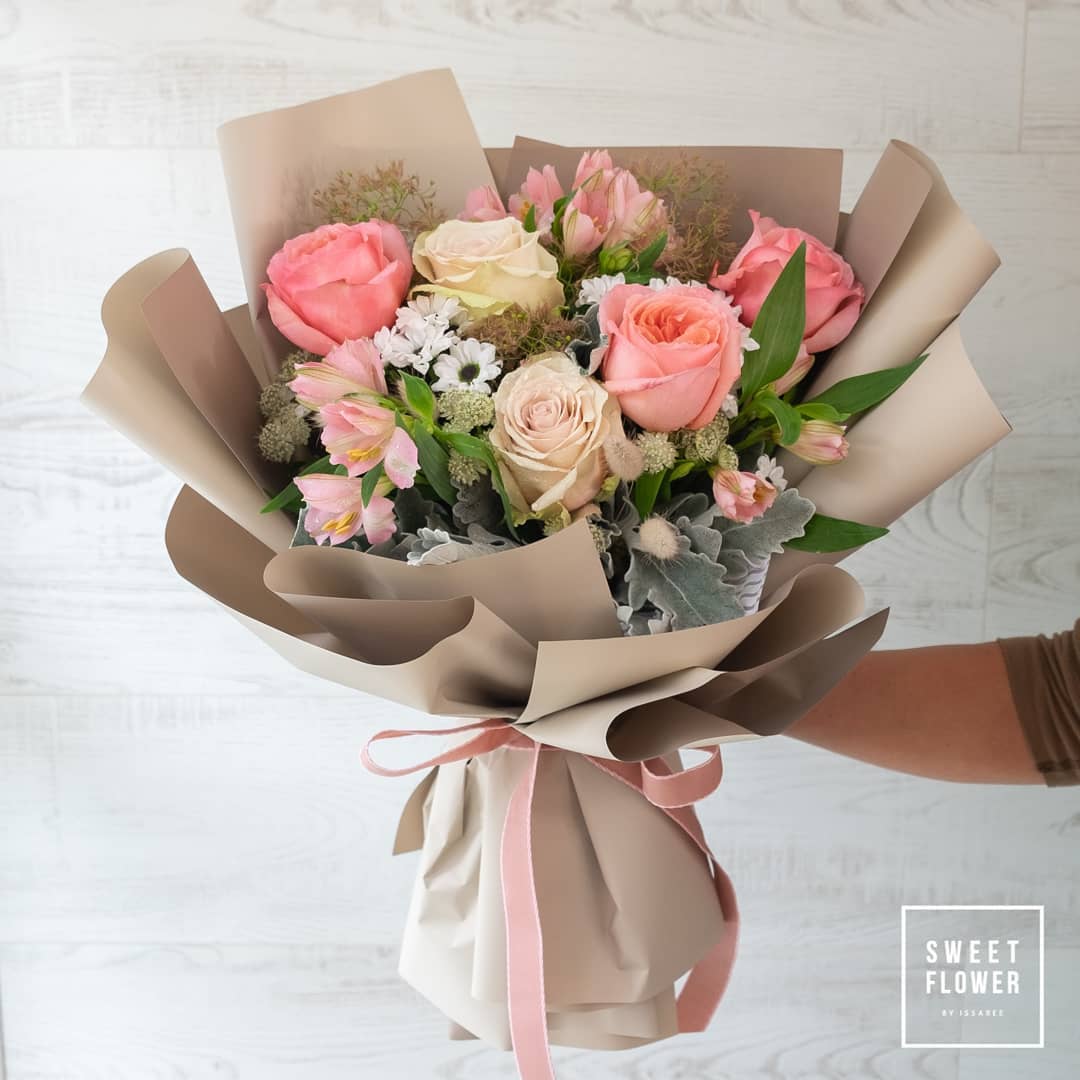 ช่อ พาสเทล หวาน ดอกไม้หลัก กุหลาบ ทิวลิป คาร์เนชั่น — ผลงานร้านดอกไม้ Sweetflower by Issaree — ภาพที่ 1 จาก 2