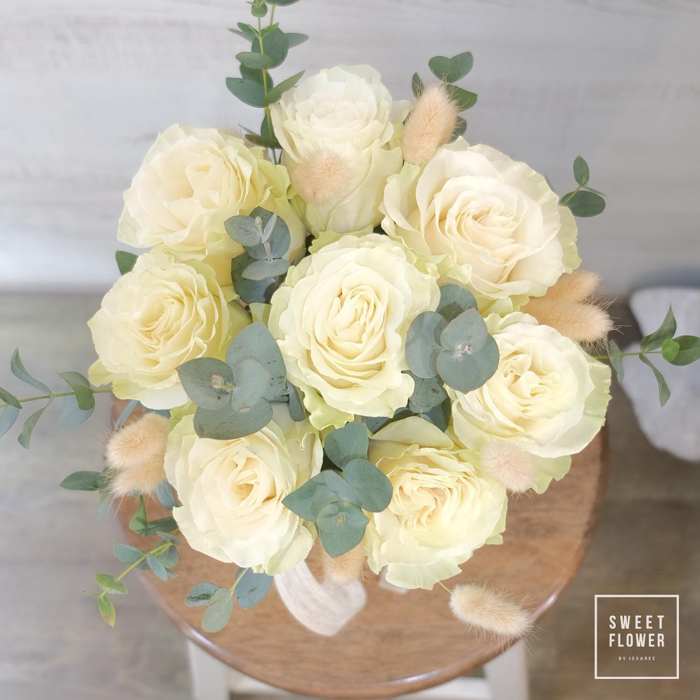 แจกัน ขาว-เขียว หวาน ดอกไม้หลัก กุหลาบ ยูคาลิปตัส/ใบไม้ — ผลงานร้านดอกไม้ Sweetflower by Issaree