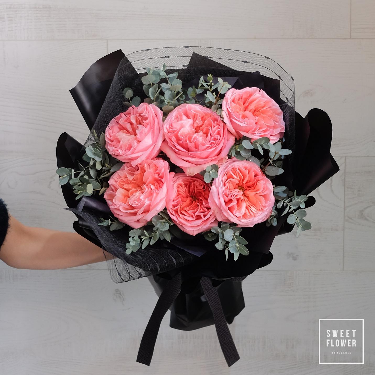 ช่อ แดงโรแมนติก หวาน ดอกไม้หลัก กุหลาบ ยูคาลิปตัส/ใบไม้ — ผลงานร้านดอกไม้ Sweetflower by Issaree