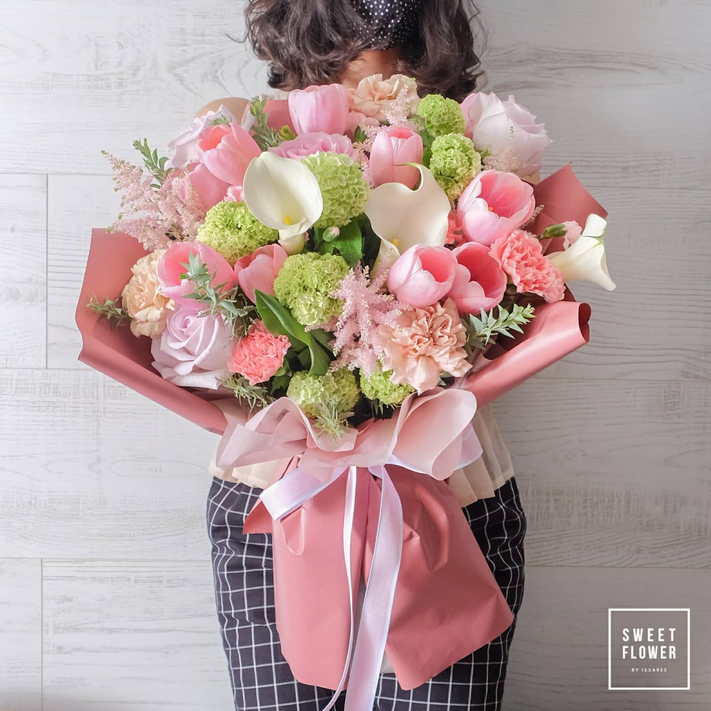 ช่อ พาสเทล หวาน ดอกไม้หลัก ทิวลิป คาร์เนชั่น ไฮเดรนเยีย — ผลงานร้านดอกไม้ Sweetflower by Issaree — ภาพที่ 2 จาก 4
