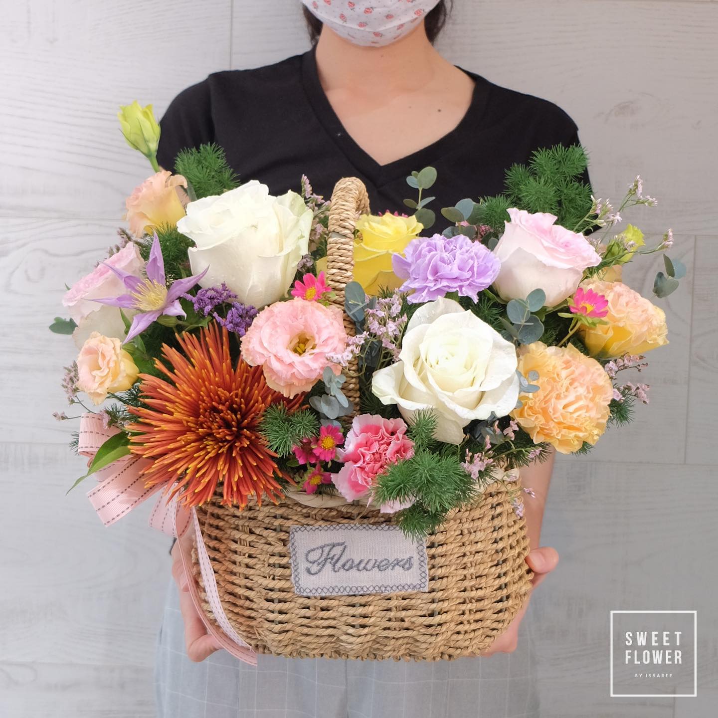 ตะกร้า หลากสี หวาน ดอกไม้หลัก กุหลาบ คาร์เนชั่น เบญจมาศ/มัม — ผลงานร้านดอกไม้ Sweetflower by Issaree — ภาพที่ 4 จาก 7