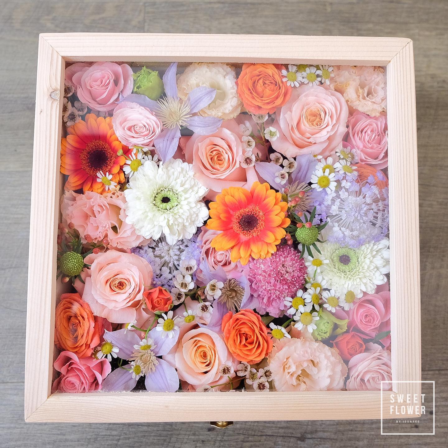 กล่อง หลากสี ดอกไม้หลัก กุหลาบ เยอบีร่า เดซี่/มาร์กาเร็ต — ผลงานร้านดอกไม้ Sweetflower by Issaree — ภาพที่ 1 จาก 4