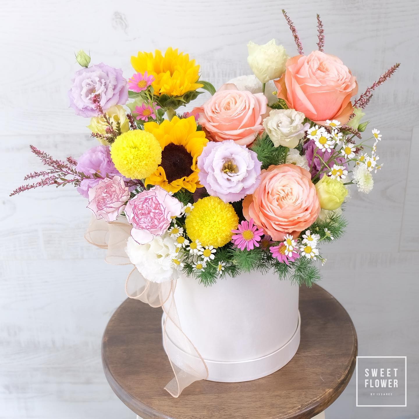 กล่อง หลากสี หวาน ดอกไม้หลัก ทานตะวัน กุหลาบ คาร์เนชั่น — ผลงานร้านดอกไม้ Sweetflower by Issaree