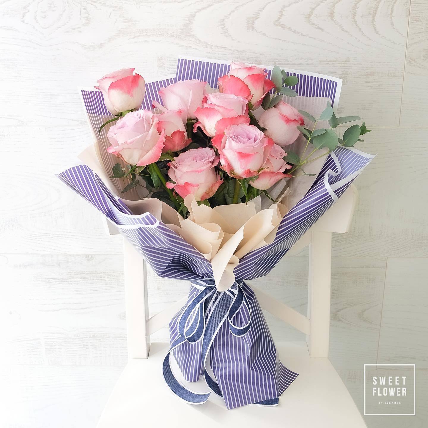 ช่อ แดงโรแมนติก หวาน ดอกไม้หลัก กุหลาบ ยูคาลิปตัส/ใบไม้ — ผลงานร้านดอกไม้ Sweetflower by Issaree