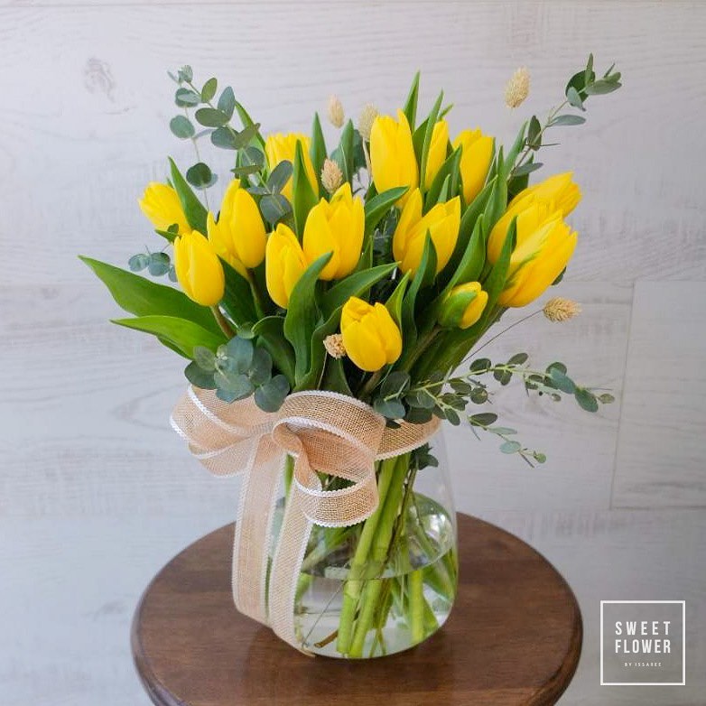 แจกัน เหลือง-ส้ม หวาน ดอกไม้หลัก ทิวลิป ยูคาลิปตัส/ใบไม้ — ผลงานร้านดอกไม้ Sweetflower by Issaree