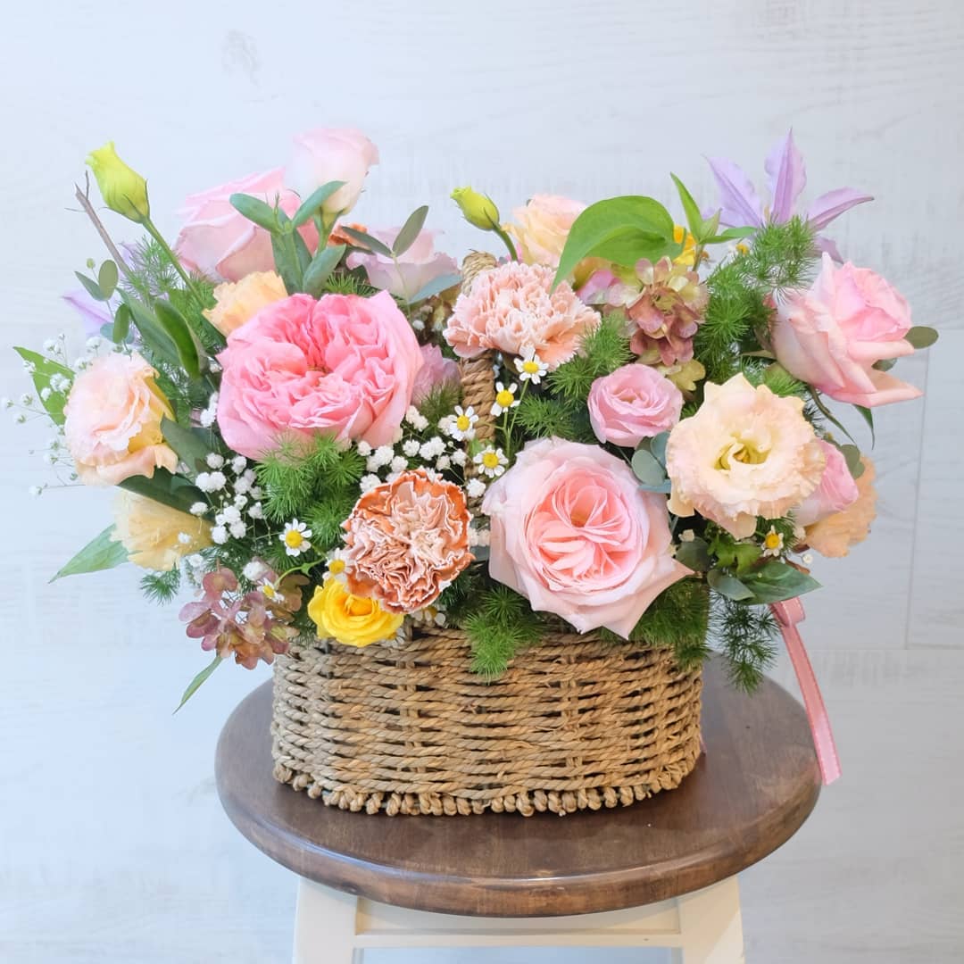 ตะกร้า พาสเทล หวาน ดอกไม้หลัก กุหลาบ คาร์เนชั่น เดซี่/มาร์กาเร็ต — ผลงานร้านดอกไม้ Sweetflower by Issaree — ภาพที่ 4 จาก 4