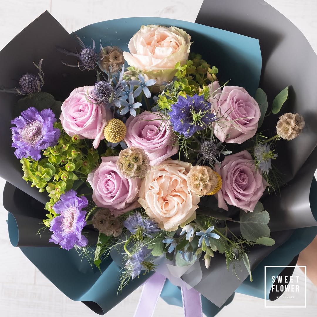 ช่อ ม่วง-ฟ้า หวาน ดอกไม้หลัก กุหลาบ เบญจมาศ/มัม คาร์เนชั่น — ผลงานร้านดอกไม้ Sweetflower by Issaree