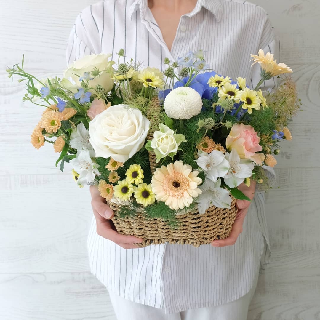 ตะกร้า หลากสี หวาน ดอกไม้หลัก กุหลาบ ไฮเดรนเยีย เดซี่/มาร์กาเร็ต — ผลงานร้านดอกไม้ Sweetflower by Issaree — ภาพที่ 2 จาก 2