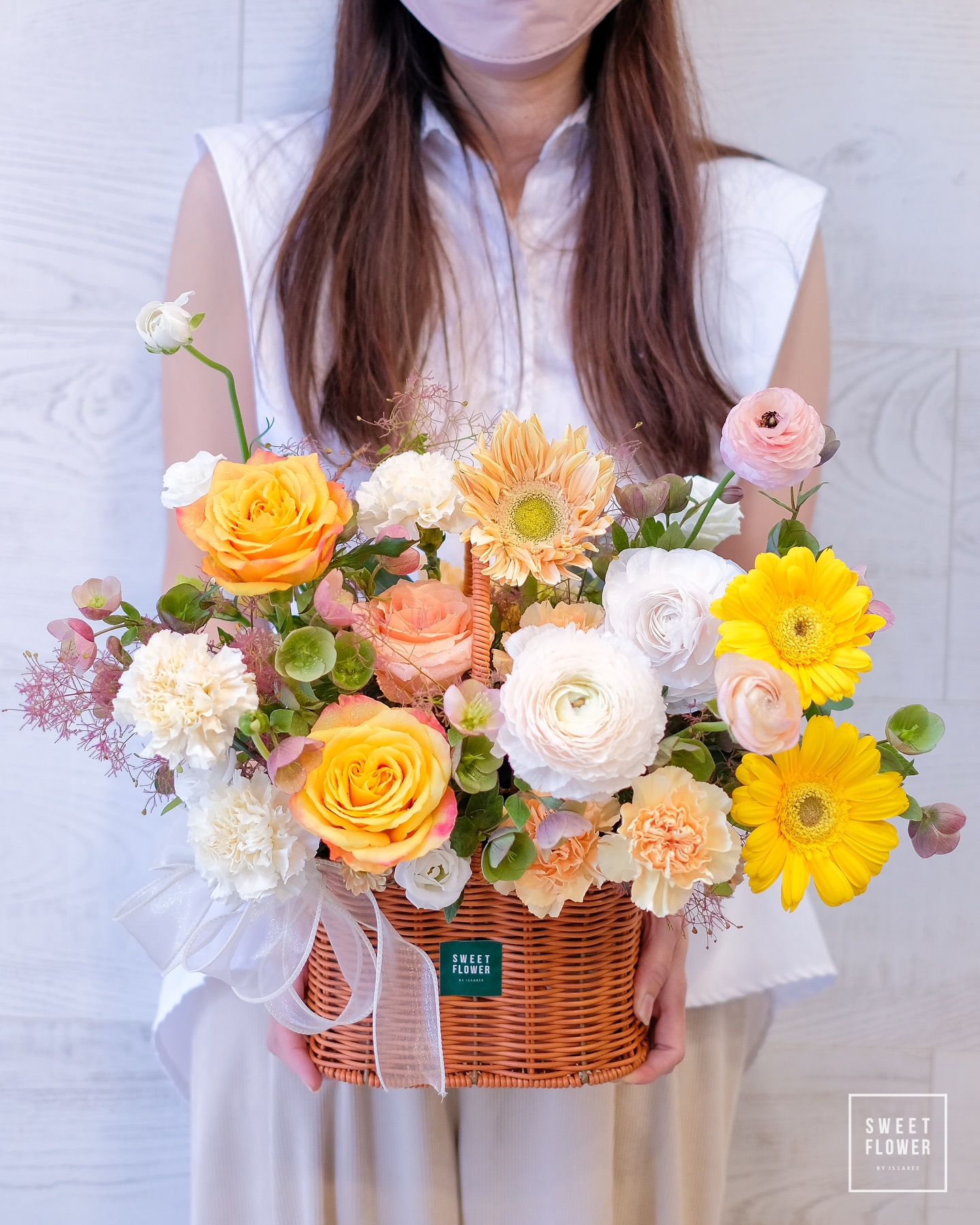 ตะกร้า เหลือง-ส้ม หวาน ดอกไม้หลัก กุหลาบ เยอบีร่า คาร์เนชั่น — ผลงานร้านดอกไม้ Sweetflower by Issaree