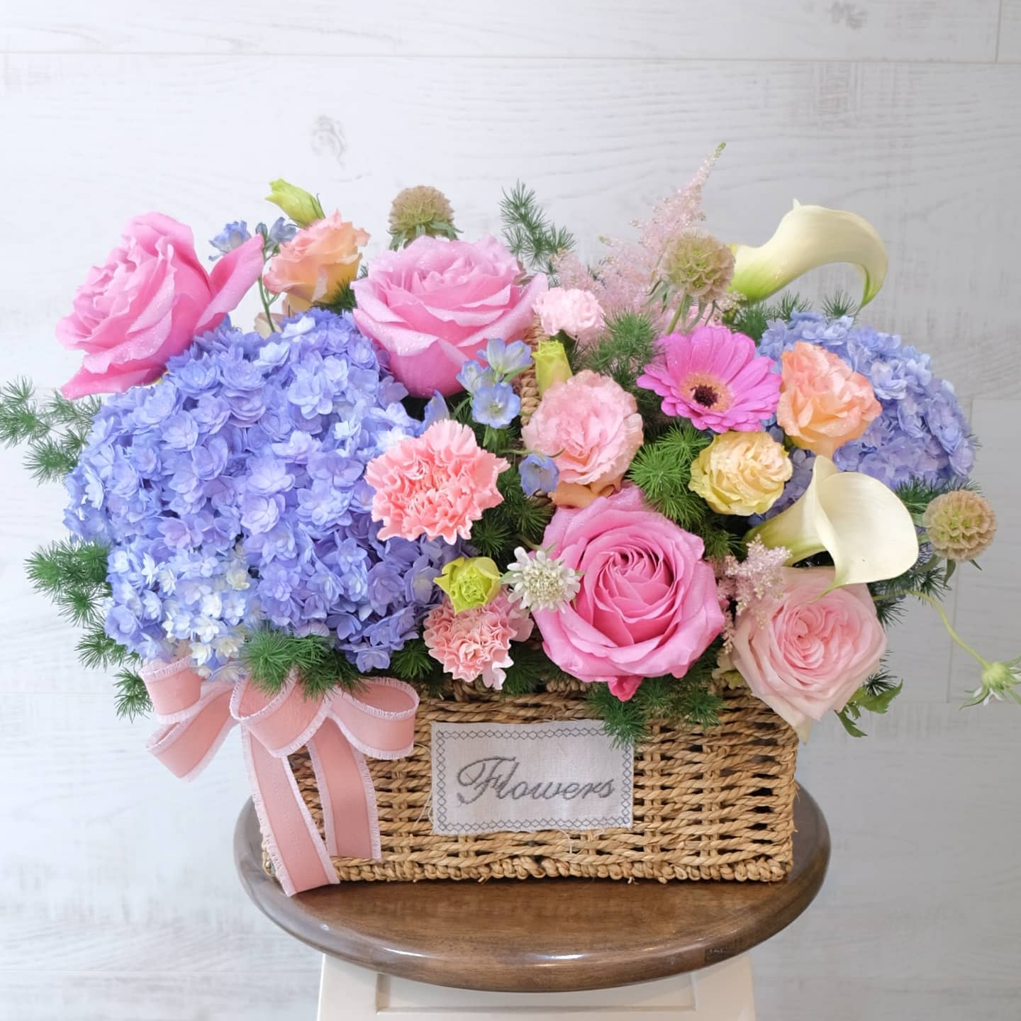 ตะกร้า หลากสี หวาน ดอกไม้หลัก ไฮเดรนเยีย กุหลาบ คาร์เนชั่น — ผลงานร้านดอกไม้ Sweetflower by Issaree — ภาพที่ 3 จาก 4