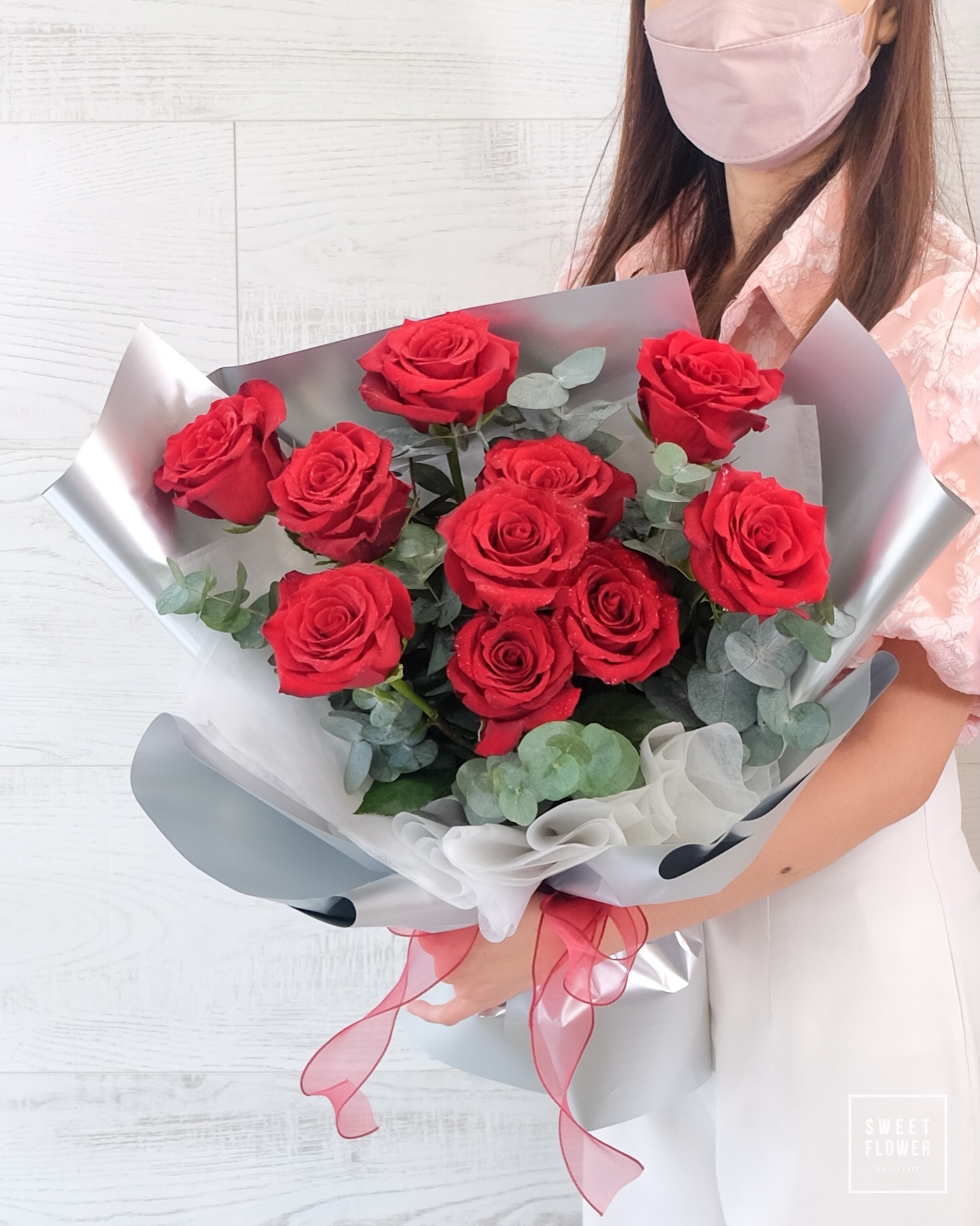 ช่อ แดงโรแมนติก คลาสสิก ดอกไม้หลัก กุหลาบ ยูคาลิปตัส/ใบไม้ — ผลงานร้านดอกไม้ Sweetflower by Issaree