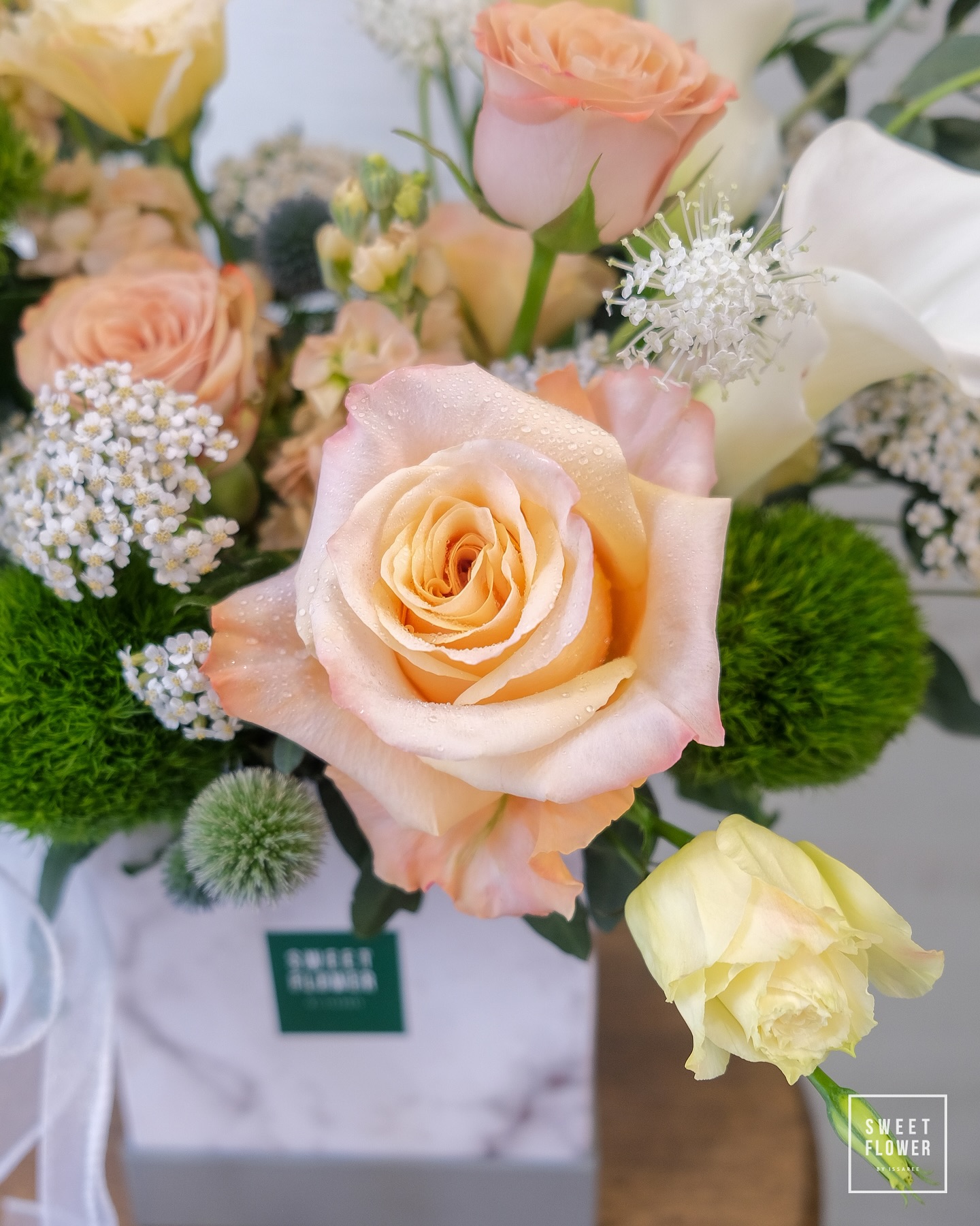 กล่อง เอิร์ธโทน คลาสสิก ดอกไม้หลัก กุหลาบ ไลแซนทัส อื่นๆ — ผลงานร้านดอกไม้ Sweetflower by Issaree