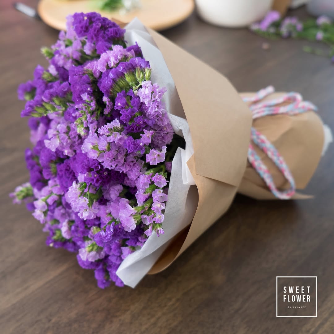 ช่อ ม่วง-ฟ้า หวาน ดอกไม้หลัก คาร์เนชั่น — ผลงานร้านดอกไม้ Sweetflower by Issaree — ภาพที่ 1 จาก 3