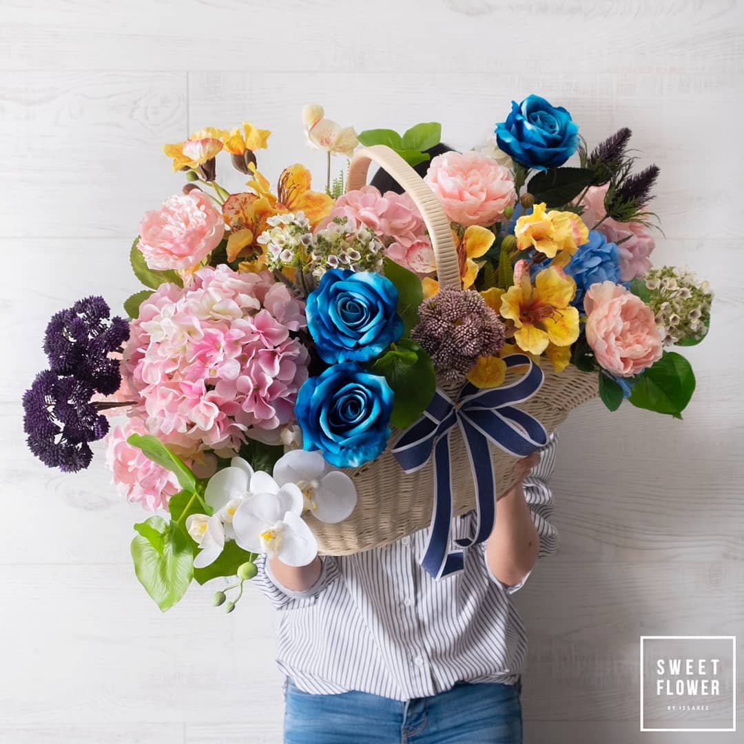 ตะกร้า หลากสี หวาน ดอกไม้หลัก กุหลาบ ไฮเดรนเยีย คาร์เนชั่น — ผลงานร้านดอกไม้ Sweetflower by Issaree — ภาพที่ 2 จาก 4