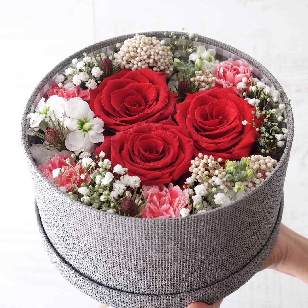 กล่อง แดงโรแมนติก คลาสสิก ดอกไม้หลัก กุหลาบ คาร์เนชั่น เบบี้บรีธ/ยิปโซ — ผลงานร้านดอกไม้ Sweetflower by Issaree — ภาพที่ 2 จาก 3